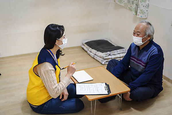 포토 JPG 전신 여자 노년 남자 실내 마스크 들기 앉기 성인 두명 옆모습 30대 마주보기 건강관리 한국인 봉사 책상 노인복지 70대 사회복지사 독거노인 보살핌 서류판 국내포토 직업 뷰포인트 가구 모션 건강 관리 사람 동양인 내부 장년 사무용품 도움 사회복지 복지 파일형식