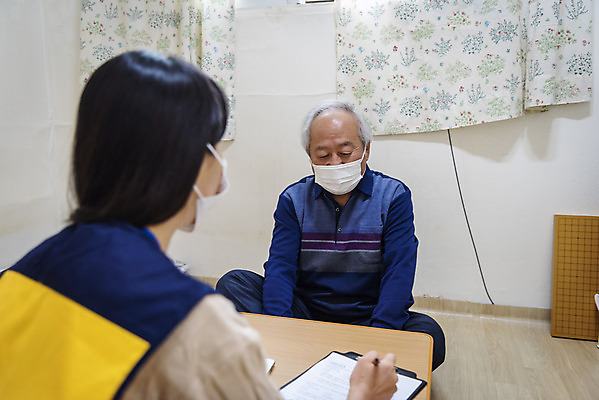 포토 JPG 여자 노년 남자 실내 마스크 앉기 상반신 성인 두명 앞모습 뒷모습 30대 건강관리 한국인 봉사 책상 노인복지 70대 사회복지사 독거노인 보살핌 국내포토 직업 뷰포인트 가구 모션 건강 관리 사람 동양인 내부 장년 도움 사회복지 복지 파일형식