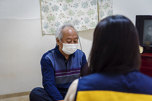 포토 JPG 여자 노년 남자 실내 마스크 앉기 상반신 성인 두명 앞모습 뒷모습 30대 건강관리 한국인 봉사 노인복지 70대 사회복지사 독거노인 보살핌 국내포토 직업 뷰포인트 모션 건강 관리 사람 동양인 내부 장년 도움 사회복지 복지 파일형식