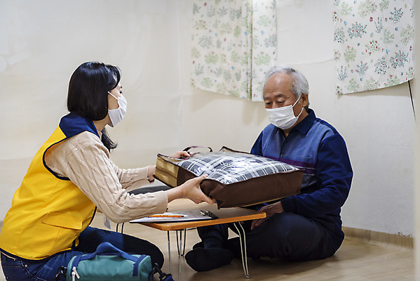 포토 JPG 전신 여자 노년 남자 실내 마스크 들기 앉기 성인 두명 옆모습 30대 이불 한국인 봉사 책상 주기 노인복지 70대 사회복지사 독거노인 보살핌 국내포토 직업 뷰포인트 가구 침구 모션 사람 동양인 내부 장년 도움 사회복지 복지 파일형식