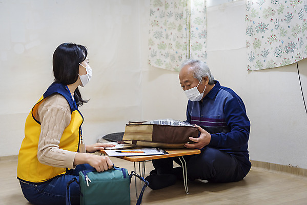 포토 JPG 전신 여자 노년 남자 가방 실내 마스크 들기 앉기 성인 두명 옆모습 30대 이불 한국인 봉사 책상 노인복지 70대 사회복지사 독거노인 보살핌 국내포토 직업 잡화 뷰포인트 가구 침구 모션 사람 동양인 내부 장년 도움 사회복지 복지 파일형식