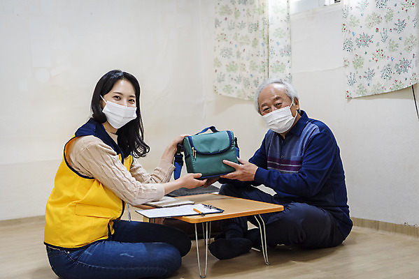 포토 JPG 전신 응시 여자 노년 남자 실내 마스크 들기 앉기 성인 두명 옆모습 30대 한국인 봉사 책상 노인복지 70대 사회복지사 도시락가방 독거노인 보살핌 국내포토 직업 시선 뷰포인트 가구 가방 모션 사람 동양인 내부 장년 도움 사회복지 복지 파일형식