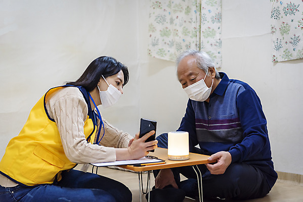 포토 JPG 전신 여자 노년 남자 실내 마스크 설명 들기 앉기 성인 두명 옆모습 30대 스마트폰 스피커 한국인 봉사 책상 노인복지 70대 사회복지사 독거노인 보살핌 AI_인공지능 국내포토 직업 뷰포인트 음향기기 가구 모션 사람 동양인 내부 장년 핸드폰 스마트기기 도움 사회복지 복지 파일형식