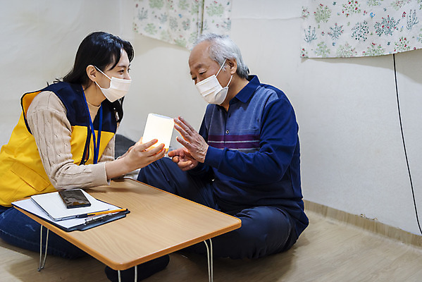 포토 JPG 전신 여자 노년 남자 실내 마스크 설명 들기 앉기 상반신 성인 두명 옆모습 30대 스피커 한국인 봉사 책상 노인복지 70대 사회복지사 독거노인 보살핌 AI_인공지능 국내포토 직업 뷰포인트 음향기기 가구 모션 사람 동양인 내부 장년 도움 사회복지 복지 파일형식