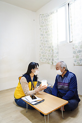 포토 JPG 전신 여자 노년 남자 실내 마스크 설명 들기 앉기 상반신 성인 두명 옆모습 30대 마주보기 스피커 한국인 봉사 책상 노인복지 70대 사회복지사 독거노인 보살핌 AI_인공지능 국내포토 직업 뷰포인트 음향기기 가구 모션 사람 동양인 내부 장년 도움 사회복지 복지 파일형식