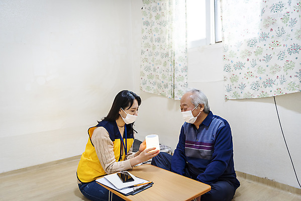 포토 JPG 여자 노년 남자 실내 마스크 설명 들기 앉기 상반신 성인 두명 옆모습 30대 스피커 한국인 봉사 책상 노인복지 70대 사회복지사 독거노인 보살핌 AI_인공지능 국내포토 직업 뷰포인트 음향기기 가구 모션 사람 동양인 내부 장년 도움 사회복지 복지 파일형식