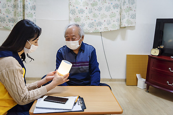 포토 JPG 응시 여자 노년 남자 실내 마스크 설명 들기 앉기 상반신 성인 두명 앞모습 옆모습 30대 스피커 한국인 봉사 책상 노인복지 70대 사회복지사 독거노인 보살핌 AI_인공지능 국내포토 직업 시선 뷰포인트 음향기기 가구 모션 사람 동양인 내부 장년 도움 사회복지 복지 파일형식