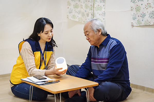 포토 JPG 전신 여자 노년 남자 실내 설명 들기 앉기 상반신 성인 두명 옆모습 30대 스피커 한국인 봉사 책상 노인복지 70대 사회복지사 독거노인 보살핌 AI_인공지능 국내포토 직업 뷰포인트 음향기기 가구 모션 사람 동양인 내부 장년 도움 사회복지 복지 파일형식