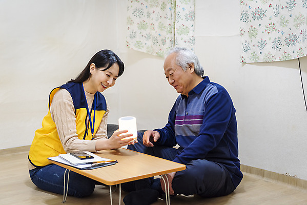 포토 JPG 전신 여자 노년 남자 실내 설명 웃음 들기 앉기 상반신 성인 두명 옆모습 30대 스피커 한국인 봉사 책상 노인복지 70대 사회복지사 독거노인 보살핌 AI_인공지능 국내포토 직업 뷰포인트 음향기기 가구 모션 표정 사람 동양인 내부 장년 도움 사회복지 복지 파일형식