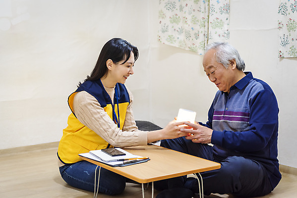 포토 JPG 전신 여자 노년 남자 실내 설명 미소 들기 앉기 상반신 성인 두명 옆모습 30대 스피커 한국인 봉사 책상 주기 노인복지 70대 사회복지사 독거노인 보살핌 AI_인공지능 국내포토 직업 뷰포인트 음향기기 가구 모션 표정 사람 동양인 내부 장년 도움 사회복지 복지 파일형식