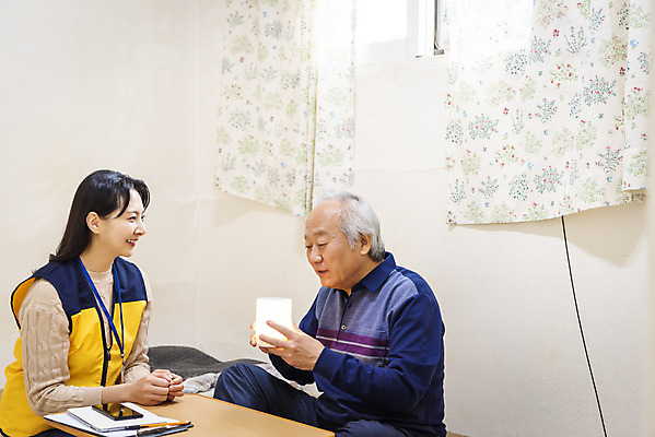 포토 JPG 여자 노년 남자 실내 설명 미소 들기 앉기 상반신 성인 두명 옆모습 30대 스피커 한국인 봉사 책상 노인복지 70대 사회복지사 독거노인 보살핌 AI_인공지능 국내포토 직업 뷰포인트 음향기기 가구 모션 표정 사람 동양인 내부 장년 도움 사회복지 복지 파일형식