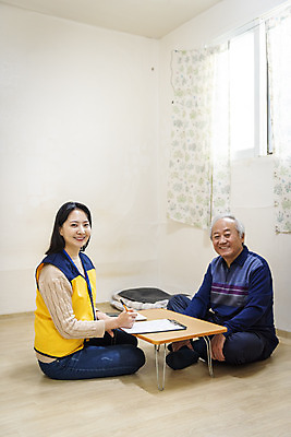 포토 JPG 전신 응시 여자 노년 남자 실내 미소 앉기 상반신 성인 두명 앞모습 옆모습 30대 한국인 봉사 책상 노인복지 70대 사회복지사 독거노인 보살핌 국내포토 직업 시선 뷰포인트 가구 모션 표정 사람 동양인 내부 장년 도움 사회복지 복지 파일형식