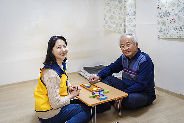 포토 JPG 전신 응시 여자 노년 남자 실내 미소 앉기 상반신 성인 두명 앞모습 옆모습 30대 건강관리 한국인 봉사 책상 노인복지 70대 사회복지사 독거노인 보살핌 치매 블록맞추기 치매예방 국내포토 직업 시선 뷰포인트 가구 모션 표정 건강 관리 사람 동양인 내부 장년 도움 질병 사회복지 복지 예방 맞추기 파일형식