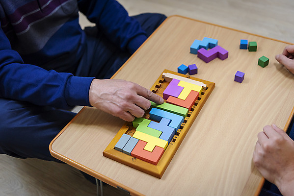 포토 JPG 손 노년 남자 실내 근접촬영 상반신 옆모습 신체부위 건강관리 한국인 봉사 책상 노인복지 70대 사회복지사 독거노인 보살핌 노인남자한명만 블록맞추기 치매예방 국내포토 직업 뷰포인트 가구 건강 관리 사람 동양인 성인 내부 도움 사회복지 복지 예방 맞추기 치매 남자한명만 노인남자만 파일형식