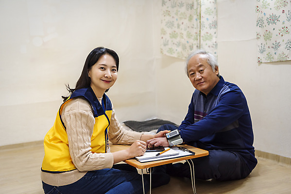 포토 JPG 전신 응시 여자 노년 남자 실내 미소 앉기 상반신 성인 두명 앞모습 옆모습 30대 건강관리 한국인 봉사 책상 노인복지 70대 혈압계 사회복지사 독거노인 보살핌 혈압측정 국내포토 직업 시선 뷰포인트 가구 의학 의료기기 모션 표정 건강 관리 사람 동양인 내부 장년 도움 사회복지 복지 측정 혈압 파일형식
