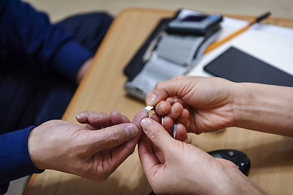 포토 JPG 손 실내 들기 근접촬영 신체부위 건강관리 봉사 책상 노인복지 사회복지사 당뇨병 독거노인 보살핌 혈당계 국내포토 직업 노년 뷰포인트 가구 모션 건강 관리 사람 내부 의료용품 도움 질병 사회복지 복지 파일형식