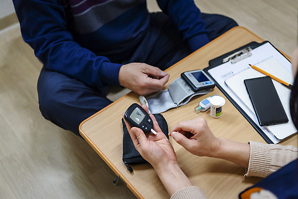 포토 JPG 여자 노년 남자 실내 들기 앉기 상반신 성인 두명 앞모습 옆모습 뒷모습 30대 건강관리 한국인 봉사 책상 노인복지 70대 사회복지사 당뇨병 독거노인 보살핌 혈당 혈당계 국내포토 직업 뷰포인트 가구 모션 건강 관리 사람 동양인 내부 장년 의료용품 도움 혈액 질병 사회복지 복지 파일형식