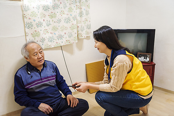 포토 JPG 여자 노년 남자 실내 미소 들기 앉기 성인 두명 앞모습 옆모습 30대 스마트폰 한국인 봉사 노인복지 70대 스마트폰중독 삐침 사회복지사 독거노인 보살핌 뺏기 달래기 국내포토 직업 감정 뷰포인트 모션 표정 사람 동양인 내부 장년 핸드폰 스마트기기 도움 사회복지 복지 중독 파일형식