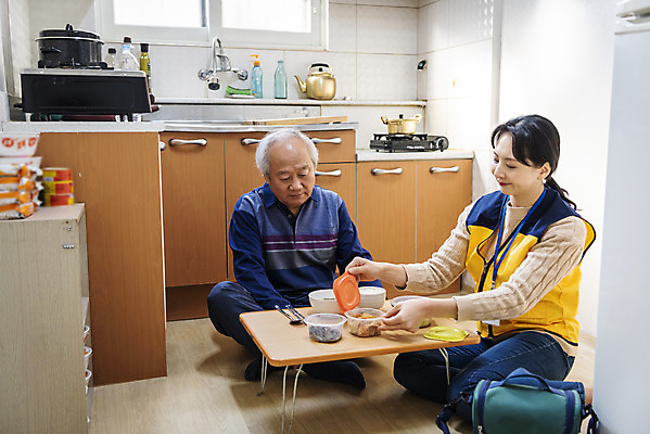 포토 JPG 전신 여자 노년 남자 실내 들기 앉기 상반신 성인 두명 앞모습 옆모습 30대 주방 한국인 뚜껑 봉사 밥상 노인복지 70대 사회복지사 점심식사 독거노인 보살핌 국내포토 직업 뷰포인트 모션 탁자 사람 동양인 내부 장년 식사 도움 사회복지 복지 파일형식