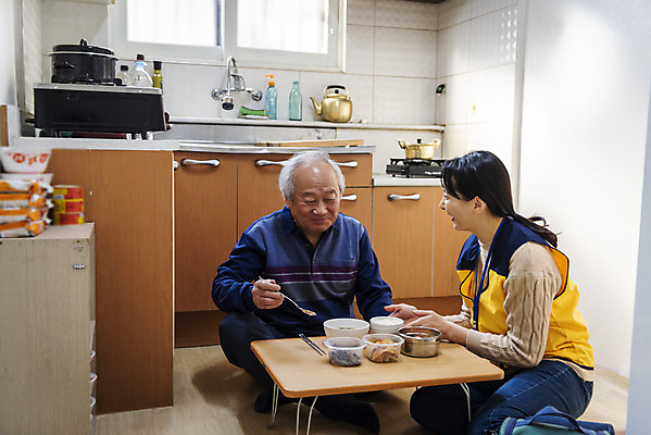 포토 JPG 여자 노년 남자 실내 들기 앉기 상반신 성인 두명 앞모습 옆모습 30대 주방 한국인 봉사 밥상 노인복지 70대 사회복지사 점심식사 독거노인 보살핌 국내포토 직업 뷰포인트 모션 탁자 사람 동양인 내부 장년 식사 도움 사회복지 복지 파일형식