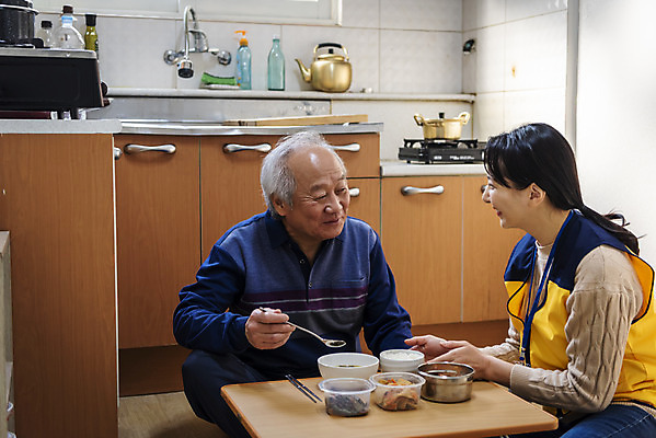 포토 JPG 여자 노년 남자 실내 미소 들기 앉기 상반신 성인 두명 앞모습 옆모습 30대 주방 식사 한국인 봉사 밥상 노인복지 70대 사회복지사 점심식사 독거노인 보살핌 국내포토 직업 뷰포인트 모션 탁자 표정 사람 동양인 내부 장년 도움 사회복지 복지 파일형식