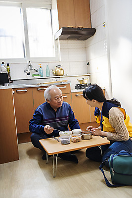 포토 JPG 전신 여자 노년 남자 실내 들기 앉기 성인 두명 앞모습 옆모습 30대 마주보기 주방 식사 한국인 봉사 밥상 노인복지 70대 사회복지사 점심식사 독거노인 보살핌 국내포토 직업 뷰포인트 모션 탁자 사람 동양인 내부 장년 도움 사회복지 복지 파일형식