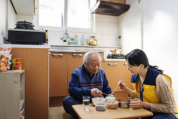 포토 JPG 여자 노년 남자 실내 들기 앉기 상반신 성인 두명 앞모습 옆모습 30대 주방 식사 한국인 봉사 밥상 노인복지 70대 사회복지사 점심식사 독거노인 보살핌 젓가락질 국내포토 직업 뷰포인트 젓가락 모션 탁자 사람 동양인 손짓 내부 장년 도움 사회복지 복지 파일형식