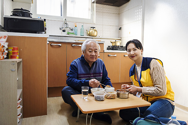 포토 JPG 응시 여자 노년 남자 실내 미소 들기 앉기 성인 두명 앞모습 옆모습 30대 주방 식사 한국인 봉사 밥상 노인복지 70대 사회복지사 점심식사 독거노인 보살핌 국내포토 직업 시선 뷰포인트 모션 탁자 표정 사람 동양인 내부 장년 도움 사회복지 복지 파일형식