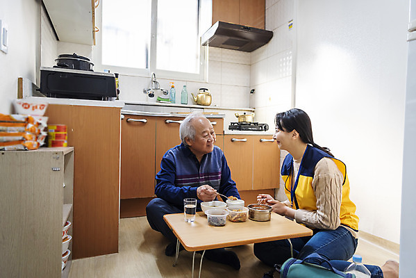 포토 JPG 여자 노년 남자 실내 들기 앉기 상반신 성인 두명 앞모습 옆모습 30대 마주보기 주방 식사 한국인 봉사 밥상 노인복지 70대 사회복지사 점심식사 독거노인 보살핌 국내포토 직업 뷰포인트 모션 탁자 사람 동양인 내부 장년 도움 사회복지 복지 파일형식