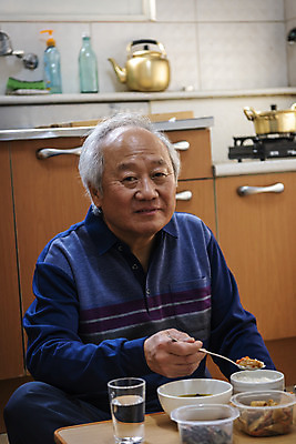 포토 JPG 응시 노년 남자 실내 한명 들기 상반신 앞모습 주방 숟가락 식사 한국인 봉사 밥상 노인복지 70대 사회복지사 점심식사 독거노인 보살핌 노인남자한명만 국내포토 직업 1 시선 뷰포인트 모션 탁자 수저 사람 동양인 성인 내부 도움 사회복지 복지 남자한명만 노인남자만 파일형식
