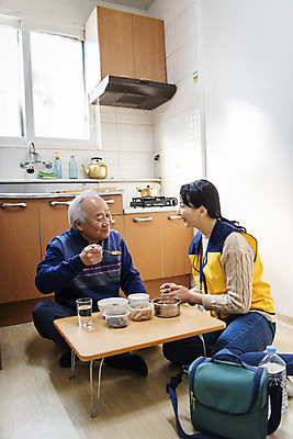 포토 JPG 전신 여자 노년 남자 실내 들기 앉기 상반신 성인 두명 앞모습 옆모습 30대 마주보기 주방 식사 한국인 봉사 밥상 노인복지 70대 사회복지사 점심식사 도시락가방 독거노인 보살핌 국내포토 직업 뷰포인트 가방 모션 탁자 사람 동양인 내부 장년 도움 사회복지 복지 파일형식