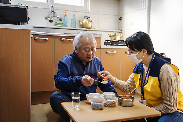 포토 JPG 여자 노년 남자 실내 마스크 들기 앉기 상반신 성인 두명 앞모습 옆모습 30대 주방 식사 한국인 봉사 밥상 노인복지 70대 사회복지사 점심식사 독거노인 보살핌 젓가락질 국내포토 직업 뷰포인트 젓가락 모션 탁자 사람 동양인 손짓 내부 장년 도움 사회복지 복지 파일형식