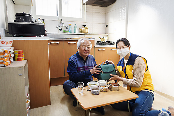 포토 JPG 응시 여자 노년 남자 실내 마스크 미소 들기 앉기 상반신 성인 두명 앞모습 옆모습 30대 주방 식사 한국인 봉사 밥상 노인복지 70대 사회복지사 점심식사 도시락가방 독거노인 보살핌 국내포토 직업 시선 뷰포인트 가방 모션 탁자 표정 사람 동양인 내부 장년 도움 사회복지 복지 파일형식