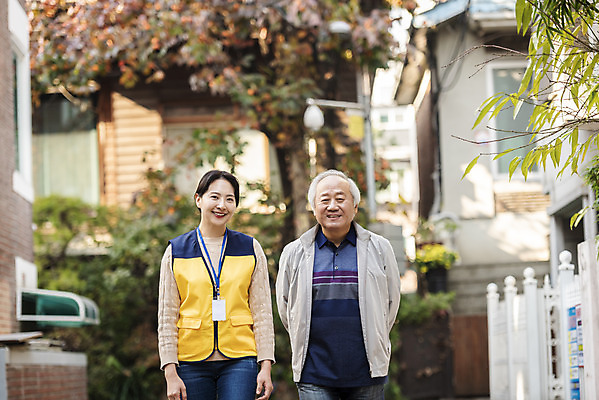 포토 JPG 주간 여자 노년 남자 미소 상반신 성인 야외 두명 앞모습 30대 산책 한국인 봉사 뒷짐 노인복지 70대 주택가 동행 사회복지사 독거노인 국내포토 자연요소 직업 뷰포인트 모션 휴식 표정 사람 동양인 장년 도움 사회복지 복지 파일형식