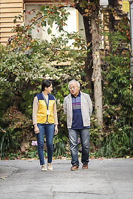 포토 JPG 주간 전신 나무 응시 여자 노년 남자 성인 야외 두명 앞모습 30대 걷기 산책 한국인 봉사 뒷짐 노인복지 70대 동행 사회복지사 독거노인 국내포토 자연요소 식물 직업 시선 뷰포인트 모션 휴식 사람 동양인 장년 도움 사회복지 복지 파일형식
