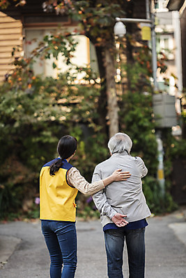 포토 JPG 주간 여자 노년 남자 손짓 상반신 성인 야외 두명 뒷모습 30대 걷기 산책 한국인 봉사 노인복지 70대 동행 사회복지사 독거노인 보살핌 국내포토 자연요소 직업 뷰포인트 모션 휴식 사람 동양인 장년 도움 사회복지 복지 파일형식