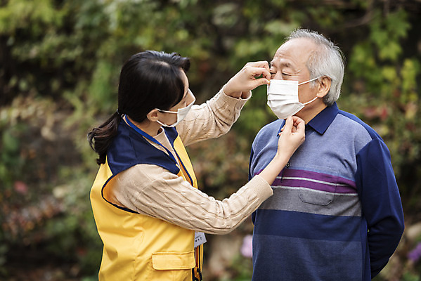포토 JPG 주간 여자 노년 남자 마스크 상반신 성인 야외 두명 앞모습 옆모습 아웃포커스 30대 마주보기 산책 한국인 잡기 봉사 뒷짐 노인복지 70대 사회복지사 독거노인 보살핌 국내포토 자연요소 직업 뷰포인트 모션 휴식 촬영기법 사람 동양인 장년 도움 사회복지 복지 파일형식