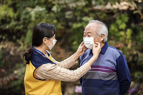 포토 JPG 주간 여자 노년 남자 마스크 웃음 상반신 성인 야외 두명 옆모습 30대 마주보기 산책 한국인 잡기 봉사 노인복지 70대 사회복지사 독거노인 보살핌 국내포토 자연요소 직업 뷰포인트 모션 휴식 표정 사람 동양인 장년 도움 사회복지 복지 파일형식