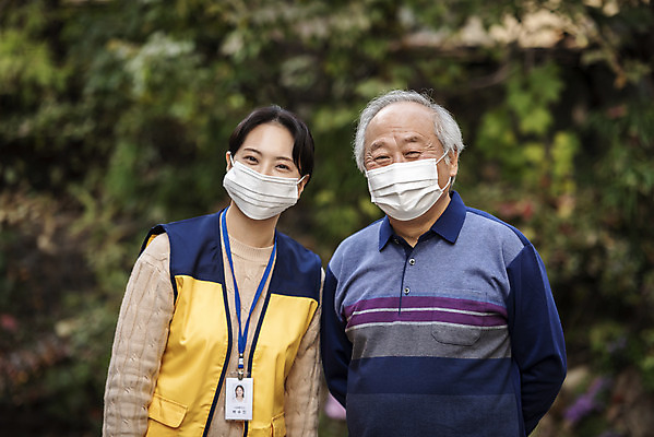 포토 JPG 주간 여자 노년 남자 마스크 미소 웃음 상반신 성인 야외 두명 앞모습 옆모습 아웃포커스 30대 산책 한국인 봉사 뒷짐 노인복지 70대 사회복지사 독거노인 국내포토 자연요소 직업 뷰포인트 모션 휴식 촬영기법 표정 사람 동양인 장년 도움 사회복지 복지 파일형식