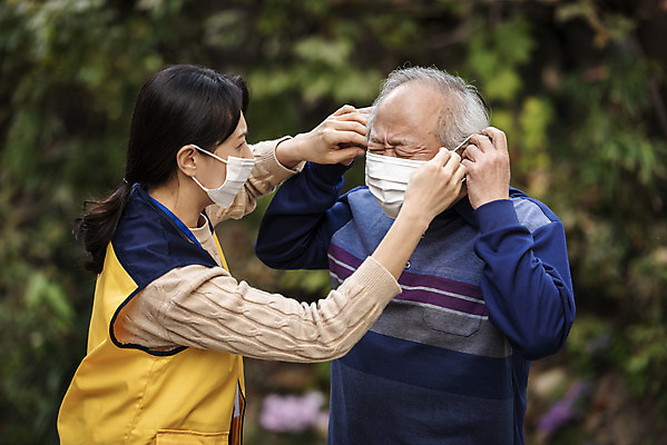 포토 JPG 주간 여자 노년 남자 마스크 상반신 성인 야외 두명 옆모습 아웃포커스 30대 산책 한국인 봉사 찡그림 벗기 노인복지 70대 사회복지사 독거노인 보살핌 국내포토 자연요소 직업 뷰포인트 모션 휴식 촬영기법 표정 사람 동양인 장년 도움 사회복지 복지 파일형식