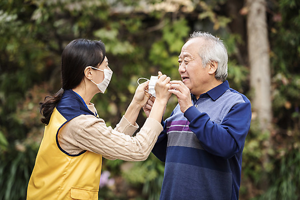 포토 JPG 주간 여자 노년 남자 마스크 들기 상반신 성인 야외 두명 옆모습 30대 마주보기 산책 한국인 봉사 벗기 노인복지 70대 사회복지사 독거노인 노마스크 국내포토 자연요소 직업 뷰포인트 모션 휴식 사람 동양인 장년 도움 사회이슈 사회복지 복지 파일형식