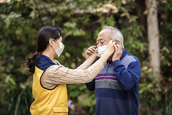 포토 JPG 주간 여자 노년 남자 마스크 들기 상반신 성인 야외 두명 옆모습 30대 눈감음 산책 한국인 봉사 노인복지 70대 사회복지사 독거노인 보살핌 착용 국내포토 자연요소 직업 뷰포인트 모션 휴식 사람 동양인 장년 도움 사회복지 복지 파일형식