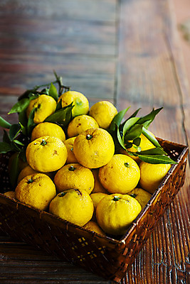 포토 JPG 주간 과일 실내 사람없음 바구니 전라남도 담기 갈색배경 고흥유자 국내포토 자연요소 백그라운드 모션 내부 갈색 전라도 특산물 유자 파일형식 고흥