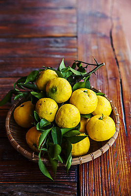 포토 JPG 주간 과일 실내 사람없음 바구니 전라남도 담기 갈색배경 고흥유자 국내포토 자연요소 백그라운드 모션 내부 갈색 전라도 특산물 유자 파일형식 고흥