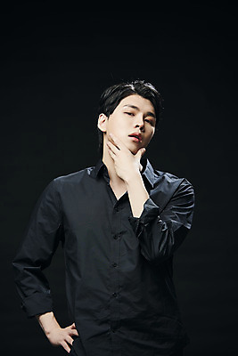 포토 JPG 스튜디오촬영 응시 남자 허리손 셔츠 검은배경 실내 한명 손짓 상반신 20대 성인 앞모습 뷰티 한국인 의료성형뷰티 성인남자한명만 국내포토 1 시선 뷰포인트 포즈 백그라운드 상의 모션 사람 동양인 청년 내부 검은색 남자한명만 성인남자만 파일형식
