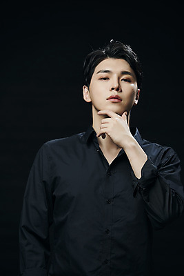 포토 JPG 스튜디오촬영 응시 남자 셔츠 검은배경 실내 한명 손짓 상반신 20대 성인 앞모습 뷰티 한국인 의료성형뷰티 성인남자한명만 국내포토 1 시선 뷰포인트 백그라운드 상의 모션 사람 동양인 청년 내부 검은색 남자한명만 성인남자만 파일형식