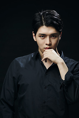 포토 JPG 스튜디오촬영 응시 남자 셔츠 검은배경 실내 한명 상반신 20대 성인 앞모습 뷰티 턱괴기 한국인 의료성형뷰티 성인남자한명만 국내포토 1 시선 뷰포인트 백그라운드 상의 모션 사람 동양인 청년 내부 검은색 남자한명만 성인남자만 파일형식