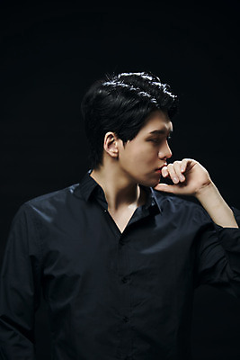 포토 JPG 스튜디오촬영 응시 남자 셔츠 검은배경 실내 한명 손짓 상반신 20대 성인 앞모습 뷰티 한국인 의료성형뷰티 성인남자한명만 국내포토 1 시선 뷰포인트 백그라운드 상의 모션 사람 동양인 청년 내부 검은색 남자한명만 성인남자만 파일형식