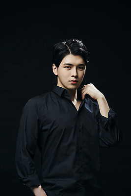 포토 JPG 스튜디오촬영 응시 남자 셔츠 검은배경 실내 한명 손짓 상반신 20대 성인 앞모습 뷰티 한국인 의료성형뷰티 성인남자한명만 국내포토 1 시선 뷰포인트 백그라운드 상의 모션 사람 동양인 청년 내부 검은색 남자한명만 성인남자만 파일형식