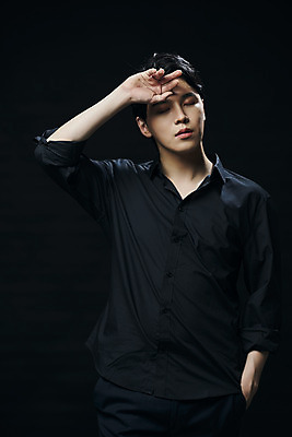 포토 JPG 스튜디오촬영 응시 남자 셔츠 검은배경 실내 한명 손짓 상반신 20대 성인 앞모습 뷰티 손들기 눈감음 한국인 주머니손 의료성형뷰티 성인남자한명만 국내포토 1 시선 뷰포인트 백그라운드 상의 모션 사람 동양인 청년 내부 검은색 남자한명만 성인남자만 파일형식
